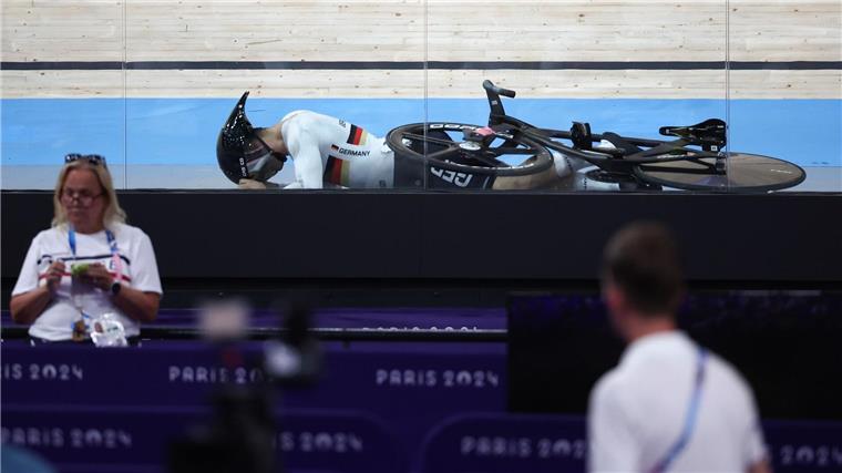 Bahnrad: Heftiger Sturz von Spiegel im Keirin Luca Spiegel stürzt im Keirin-Halbfinale.