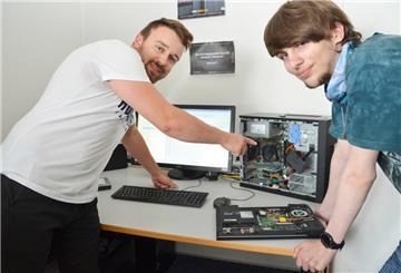 Lucas Agnoli (links), IT-Mitarbeiter der BIS, gibt Marc Meschter Einblicke auch in die PC-Hardware.