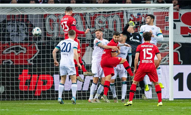 Leverkusens Erfolgsserie hält an Lucas Alario (2. von links) köpft an Schalkes Torwart Alexander Nübel und mehreren Schalker Spielern vorbei ins Tor zum 1:0.