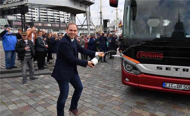 Kurios: Unternehmer lässt Reisebus in Bremerhaven taufen Lucas Döring tauft in Bremerhaven seinen Bus.