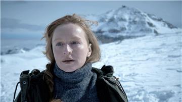 Lucia (Brigitte Hobmeier) steht am Muttstein.