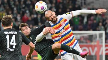 Ludovic Ajorque (r) spielt kommende Saison auf Leihbasis bei Stade Brest.
