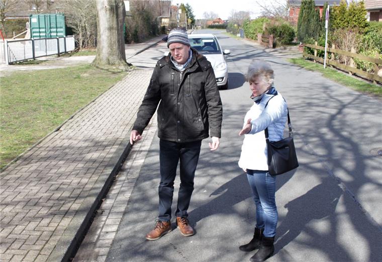Situation vor Schule in Bramstedt wird entschärft Lüder Schnibbe und Gabriele Hielscher sehen sich die Situation vor der Bramstedter Grundschule an. Die Fläche auf der Straße soll als Sperrfläche gekennzeichnet werden.