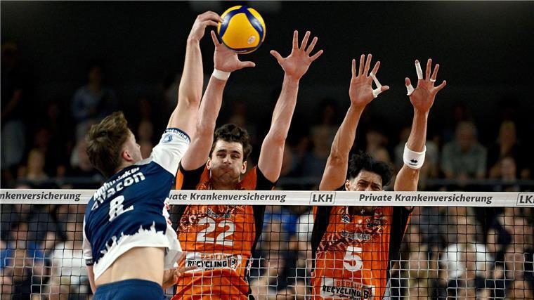 Berlins Volleyballer gewinnen zweites Finale gegen Lüneburg Lüneburgs Theo Mohwinkel gegen den Berliner Block mit Jake Hanes und Nehemiah Mote (r)