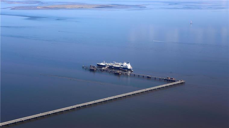 Überquerung für Anbindung von zweitem LNG-Terminal fertig Luftaufnahme des LNG-Speicher- und Verdampfungs-Schiffes „Höegh Esperanza“ am LNG-Terminal Wilhelmshaven.
