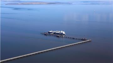 Luftaufnahme des LNG-Speicher- und Verdampfungs-Schiffes „Höegh Esperanza“ am LNG-Terminal Wilhelmshaven.