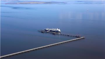Luftaufnahme des LNG-Speicher- und Verdampfungs-Schiffes „Höegh Esperanza“ am LNG-Terminal Wilhelmshaven.