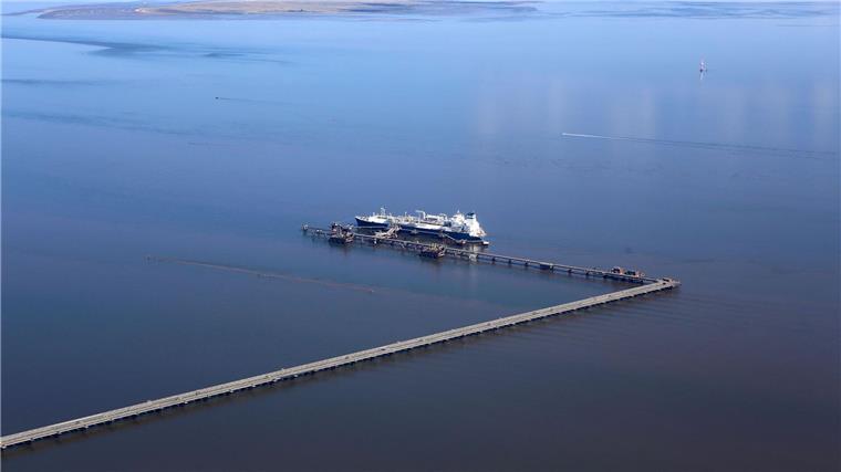 Luftaufnahme des LNG-Speicher- und Verdampfungs-Schiffes „Höegh Esperanza“ am LNG-Terminal Wilhelmshaven.