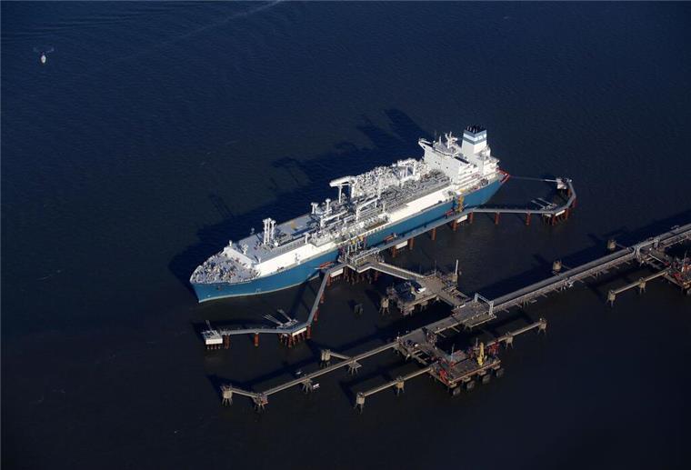 Luftaufnahme des LNG-Speicher- und Verdampfungs-Schiffes „Höegh Esperanza“ am LNG-Terminal Wilhelmshaven.