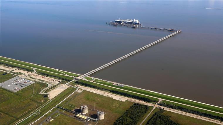 Luftaufnahme des LNG-Speicher- und Verdampfungs-Schiffes „Höegh Esperanza“ am LNG-Terminal Wilhelmshaven.