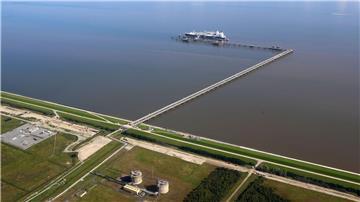 Luftaufnahme des LNG-Speicher- und Verdampfungs-Schiffes „Höegh Esperanza“ am LNG-Terminal Wilhelmshaven.