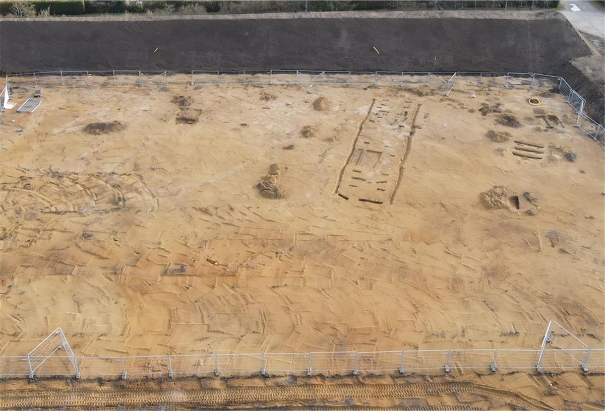 Loxstedt: Reste einer alten Siedlung gefunden Luftbild der Grabungsfläche in Loxstedt mit den archäologischen Befunden. Wo Bodenverfärbungen sind, haben die Mitarbeiter der Archäologischen Denkmalpflege nachgegraben.