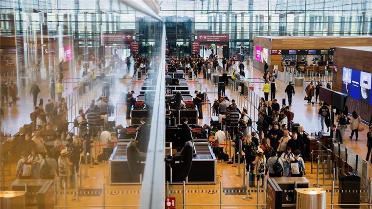 Gebühren-Schock! Fliegen in Deutschland wird 2025 teurer Luftfahrtverbände erwarten höhere Preise für Flugtickets (Archivbild).