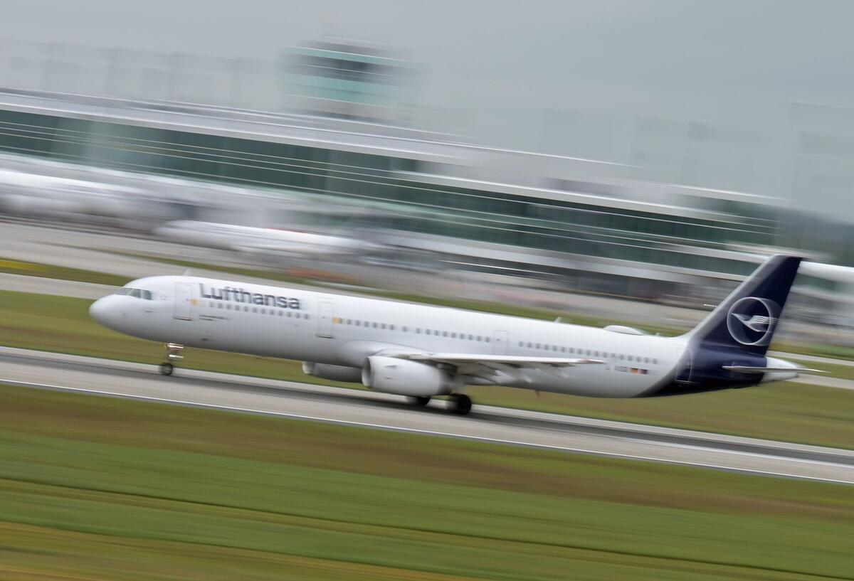 Ein Lufthansa Flugzeug startet vom Flughafen München.