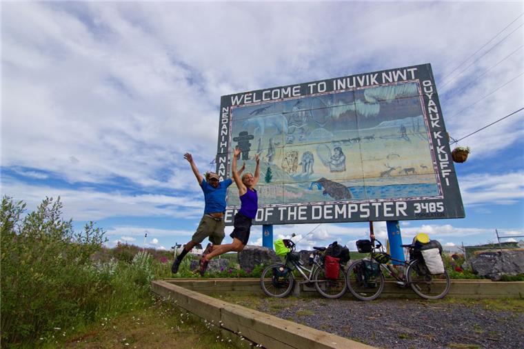 Beersterin macht fantastische Weltreise auf dem Fahrrad Luftsprünge vor Freude: Annika Wachter und Roberto Gallegos erreichen nach 13 Tagen das Ende des Dempster Highways in Kanada. Foto Wachter
