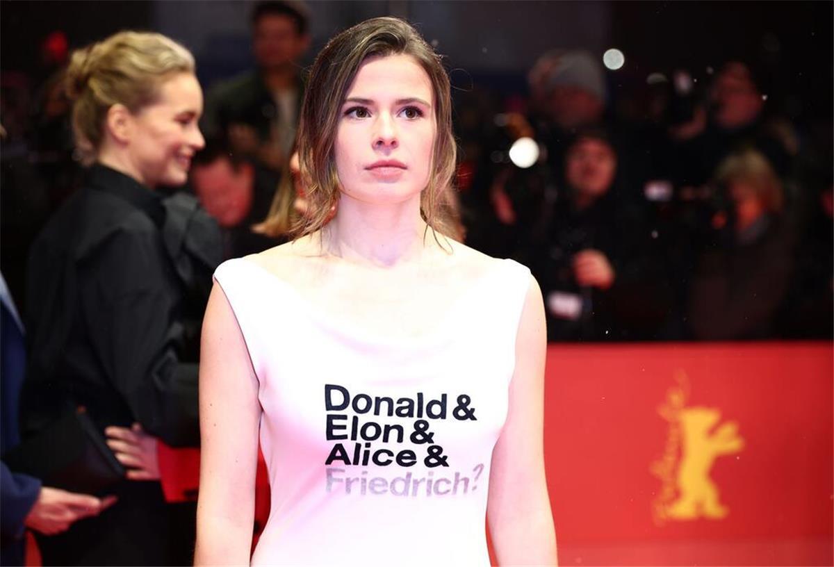 Neubauer trägt provokantes Kleid gegen Merz bei Berlinale Luisa Neubauer sorgte mit einem politischen Statement auf ihrem Kleid für Aufsehen.