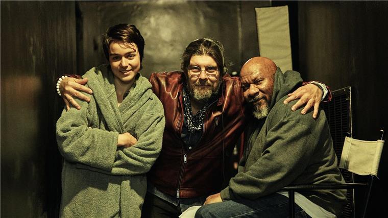 Luise Großmann, Regisseur Torsten Rüther und Ving Rhames am Rande von Dreharbeiten zum Film „Uppergut“.