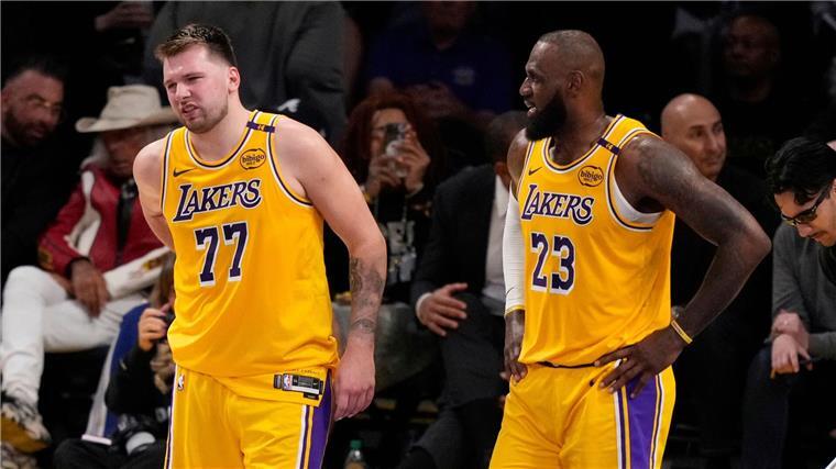 Luka Doncic (l) schied mit den Lakers in der vergangenen Saison in den Playoffs früh aus.