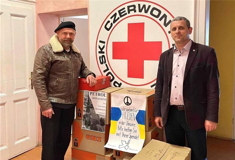 Dosenfleisch und Blut-Beutel für die ukrainischen Kriegsopfer Lukas Baranowski aus Bremerhaven (links) hat kurz vor Ostern jede Menge Hilfsgüter in die Ukraine gebracht. Im Grenzlager Kroscienko hat er alles mit dem polnischen Rotkreuz-Geschäftsführer Maciej Maruszak (rechts) koordiniert.