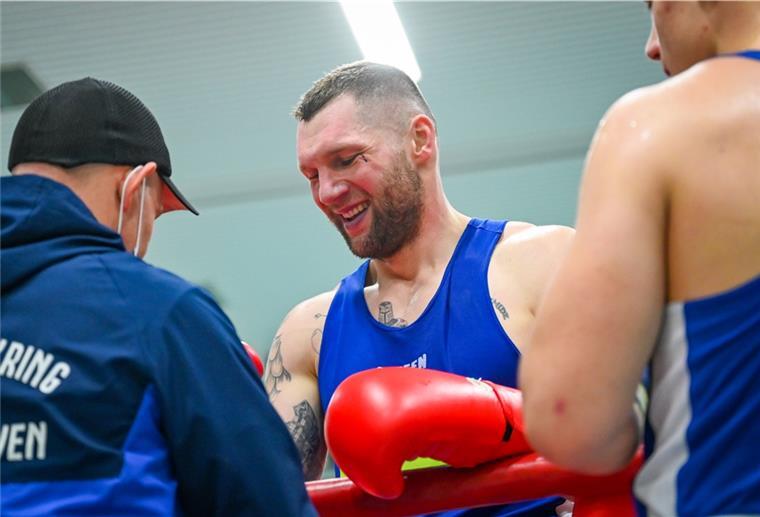 Ex-Basketballprofi Dawidowski mit starkem Debüt im Boxring Lukas Dawidowski beim Kampftag des Weser Boxringes in der Walter-Kolb-Halle.