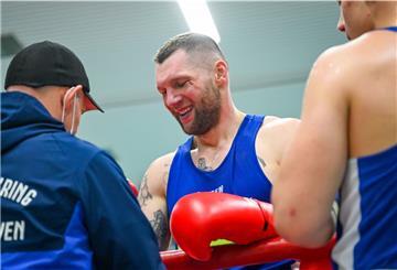 Lukas Dawidowski beim Kampftag des Weser Boxringes in der Walter-Kolb-Halle.