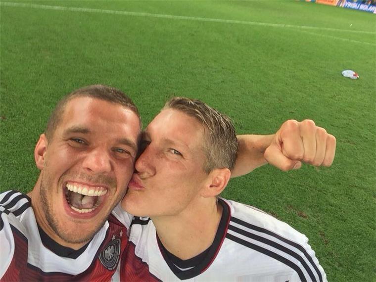 Vollblut-Fußballer Lukas Podolski und der Abschied von der Nationalmannschaft Lukas Podolski (links, mit Bastian Schweinsteiger) ist immer für einen Spaß - und ein Selfie - zu haben.