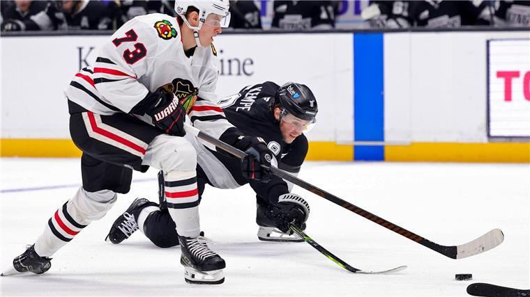 Trotz Reichels Torvorlage: Niederlage für Chicago in NHL Lukas Reichel (l) bereitete bei der Niederlage seiner Chicago Blackhawks gegen die Tampa Bay Lightning einen Treffer vor.