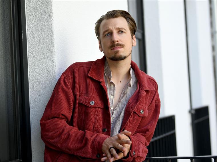 Alligatoah kommt mit zweistöckigem Hotel zum Deichbrand-Festival Lukas Strobel, deutscher Hip-Hop-Künstler, ist vor allem bekannt unter dem Namen Alligatoah.