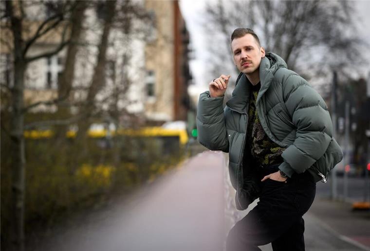 Alligatoah ist zurück - mit ganz neuem Stil Lukas Strobel ist besser bekannt als der Rapper Alligatoah.