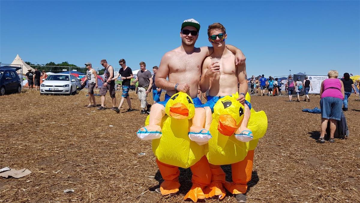 Zusammengefasst! Das war der Freitag im nord24-Land Lukas und Max aus Quickborn stehen auf Enten. Deshalb sind die gelben Teile auch ständig beim Deichbrand dabei.