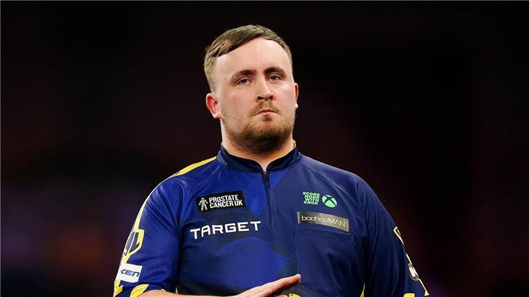 Unfall stoppt Darts-Weltmeister Littler vor Turnierstart Luke Littler verpasste eine Turnier-Anmeldung wegen einer Vollsperrung nach einem Unfall. (Archivbild)