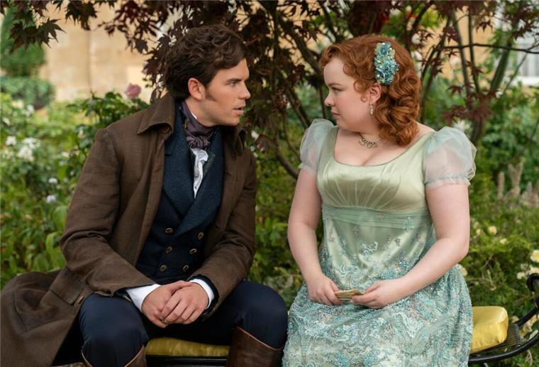 Luke Newton (l) als Colin Bridgerton und Nicola Coughlan als Penelope Featherington in Folge 301 von „Bridgerton“.
