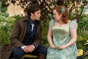 Luke Newton (l) als Colin Bridgerton und Nicola Coughlan als Penelope Featherington in Folge 301 von „Bridgerton“.