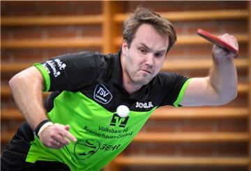 Mann mit verbissenem Gesicht an der Tischtennisplatte