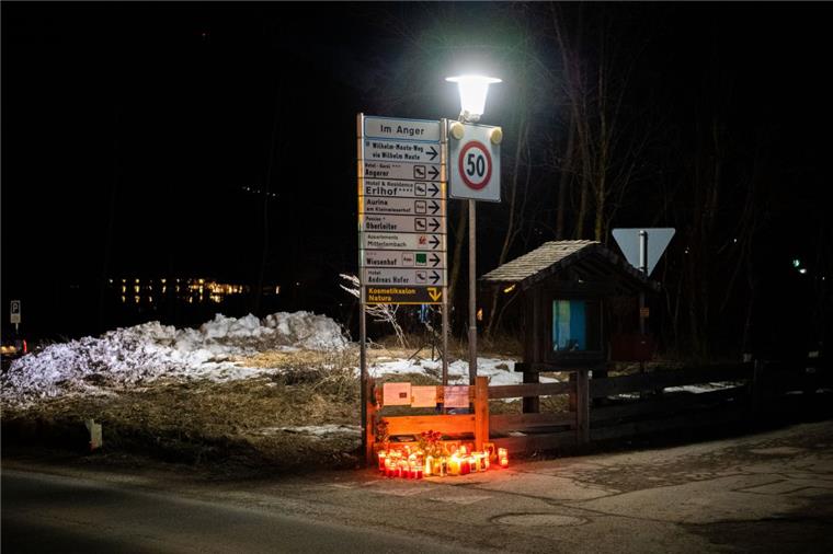 Unfallfahrer aus Südtirol kommt ins Gefängnis Luttach: Blumen und Kerzen stehen am Ort des Unfalls. Ein Auto war in eine Gruppe Urlauber gefahren und hat dabei sechs junge Deutsche getötet.