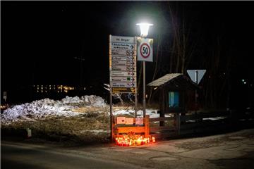 Luttach: Blumen und Kerzen stehen am Ort des Unfalls. Ein Auto war in eine Gruppe Urlauber gefahren und hat dabei sechs junge Deutsche getötet. 