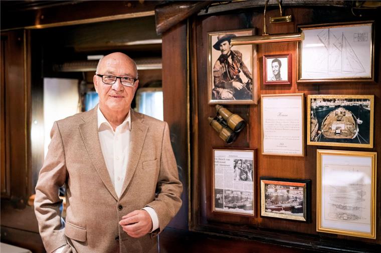 Auf einen Drink in der Kajüte von Errol Flynn Lutz Natusch beherbergt die original Kapitänskajüte aus der Yacht von Errol Flynn.
