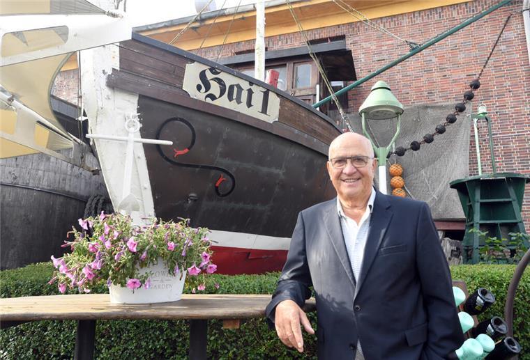 Glückwunsch! Lutz Natusch feiert heute seinen 80. Geburtstag Lutz Natusch vor dem Restaurant.