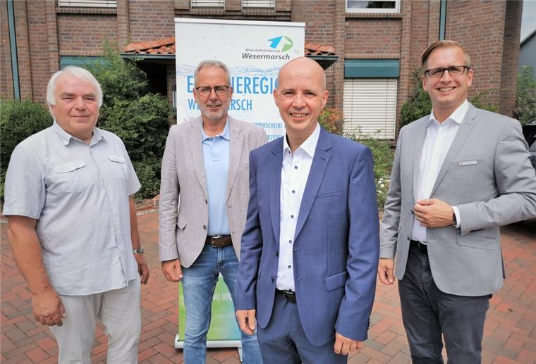 Wesermarsch: Wirtschaftsförderung hat neuen Chef Lutz Stührenberg (Dritter von links) ist ab August Geschäftsführer der Wirtschaftsförderung Wesermarsch. Ihm gratulieren (von links): Heinz Doormann (Vorsitzender der Gesellschafterversammlung), Hans Kemmeries (Interimsgeschäftsführer) und Landrat Stephan Siefken.