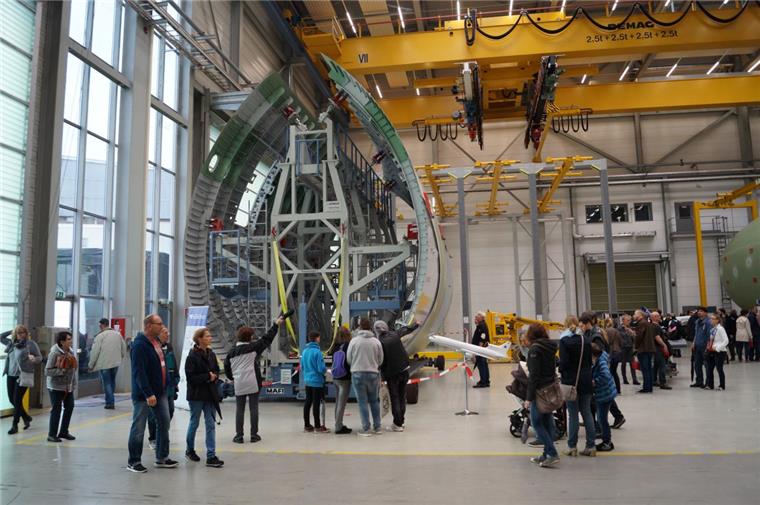 20.000 Besucher strömen zu Premium Aerotec in Nordenham m Nordenhamer Werk werden Rumpfschalen gefertigt. Aus welchen Einzelteilen sie bestehen, konnten die Besucher am Familientag sehen.