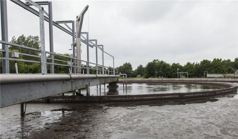 Klärwerk: Ein Job für Männer und Bakterien m sogenannte Belebtbecken der Kläranlage in Cappel-Neufeld kommen mehrere Milliarden „Mitarbeiter“ zum Einsatz: Bakterien und Mikroorganismen verspeisen einen Teil des Schlamms.