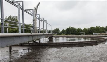 m sogenannte Belebtbecken der Kläranlage in Cappel-Neufeld kommen mehrere Milliarden „Mitarbeiter“ zum Einsatz: Bakterien und Mikroorganismen verspeisen einen Teil des Schlamms.  