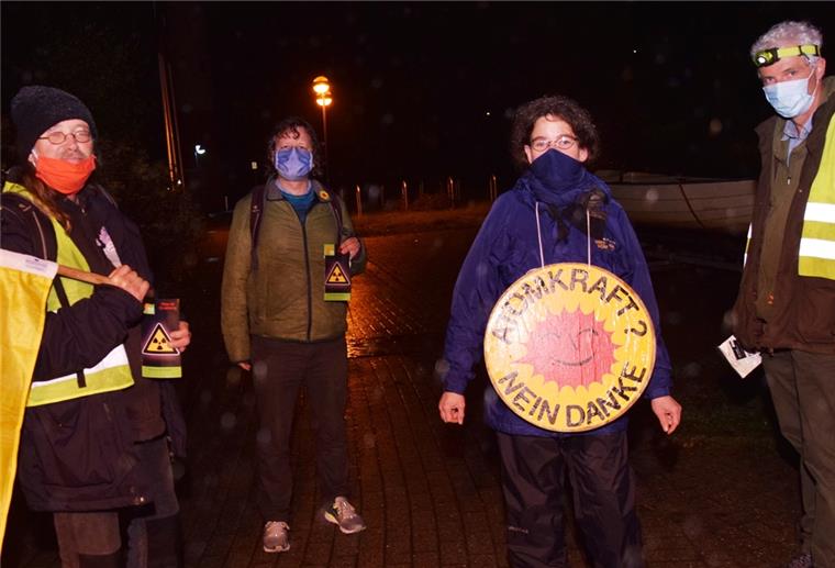 Nordenham: Aktivisten erwarten Castor-Schiff für Samstagvormittag Machen bei der Dauermahnwache am Unionpier mit (von links): Uwe Koopmann, Mark Obrembalski, Annette Chapligin und Bernd Ebeling.