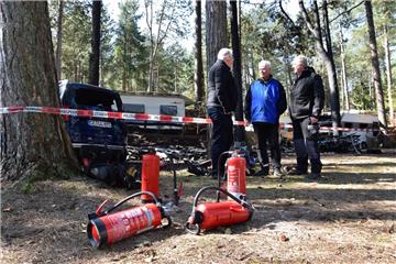Machen sich ein Bild der Brandstelle (von links): Jochen Kugler (Nordseeheilbad Cuxhaven), Platzwart Jörg Becker und Kollege Paul Gacek.