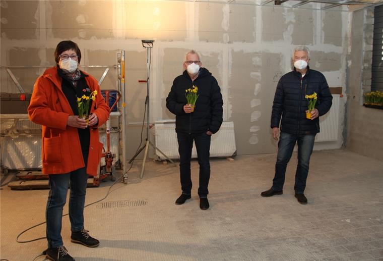 DRK Lunestedt bekommt neue Räume Machen sich ein Bild von der Baustelle (von links): Vorsitzende Sigrid Kellmer-Huth, Vorstandsmitglied Ulf Voigts und Ingenieur Joachim Wagenschütz.