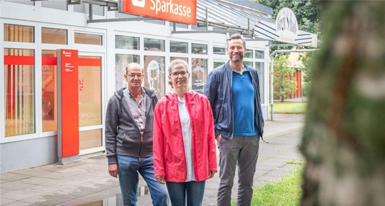 Surheide wünscht sich "Tante Emma"-Laden Machen sich für einen mobilen Wochenmarkt in Surheide stark (von links): Dieter Weber, Christina Günther und Kai Hamel.