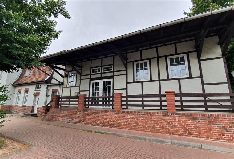 Macht noch einen guten Eindruck: das Nordholzer Wohn- und Geschäftshaus, in dem sich einst das Bahnhofsgebäude befand.