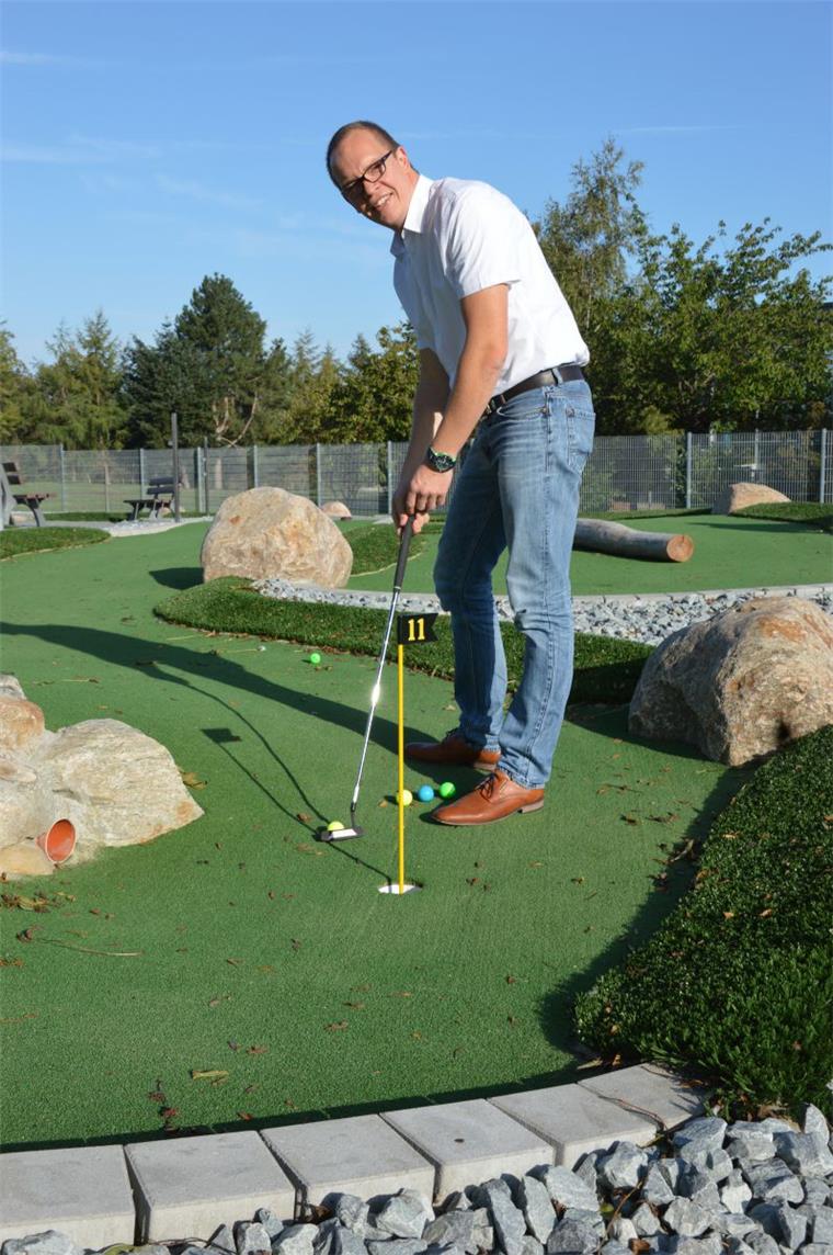 Bad Bederkesa: Kostenloses Adventure-Golf startet Macht Spaß, setzt jedoch Konzentration voraus: Manuel Kuhn, Badleiter der Moor-Therme, schlägt probeweise schon mal ein paar Bälle über die neue Adventure-Golf-Anlage. Am Dienstag ist Eröffnung.