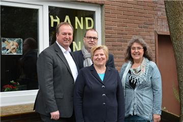 Machten sich ein Bild von der Arbeit der Ehrenamtlichen: Landtagsabgeordneter Uwe Santjer (von links), Bürgermeister Thorsten Krüger, Sozialministerin Cornelia Rundt mit der Leiterin der Schleuse, die auch Träger des Ladens ist, Renate Sturm. 