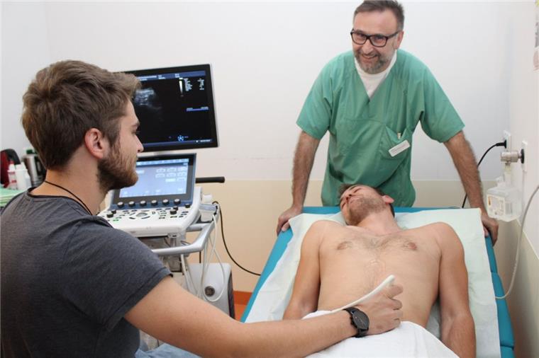 Gleich sieben Ärzte verlassen die Helios-Klinik in Nordenham Maciej Tomtala, Chefarzt der Inneren Medizin (hinten rechts) verlässt die Helios-Klinik Wesermarsch zum Jahresende. Das Foto zeigt ihn bei einem Sonografie-Kurs mit Medizinstudenten.